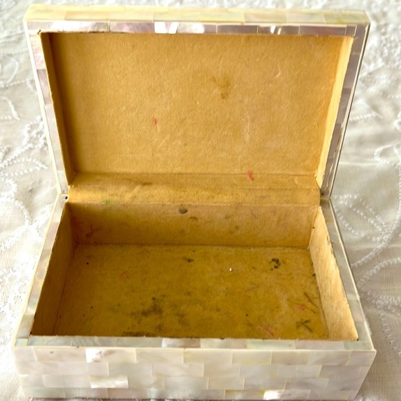 Vintage white Mother of Pearl trinket jewelry box casket shape - Picture 6 of 7